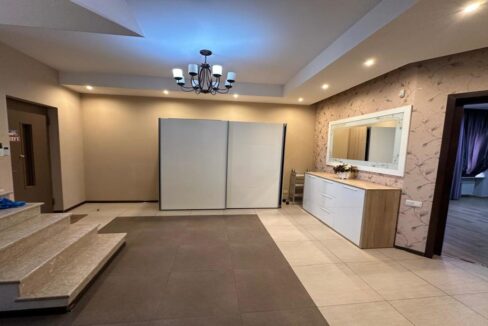 7 Bedroom House Didi Digomi (4)